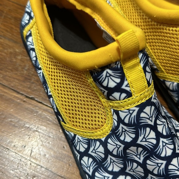 Lands End Women’s Water Shoes, Navy/Gold, Sz Lg (9-10) - Picture 2 of 5